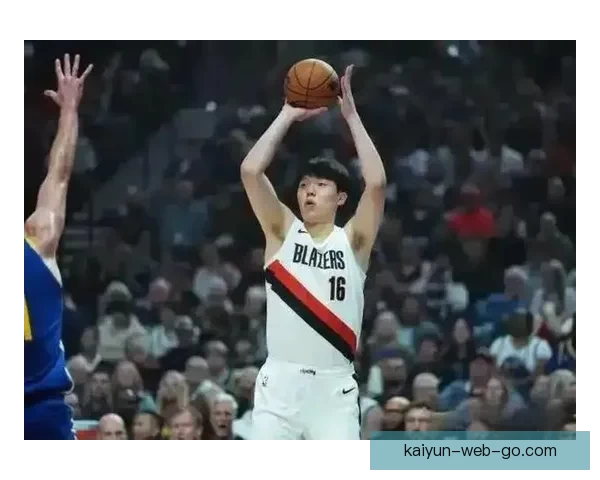 杨瀚森6分4篮板遭恶意抱摔裁判判罚引球迷狂嘘